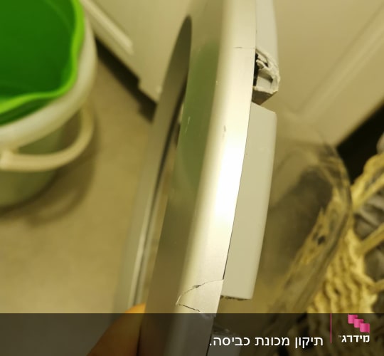 מכסה פלסטיק שבור עם סדק